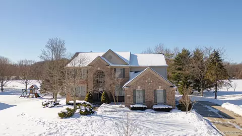 1546 Covington Woods Ln, Orion, MI 48360