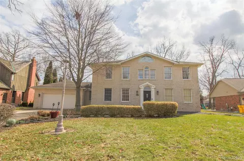 8121 Saint James Dr, Grosse Ile, MI 48138