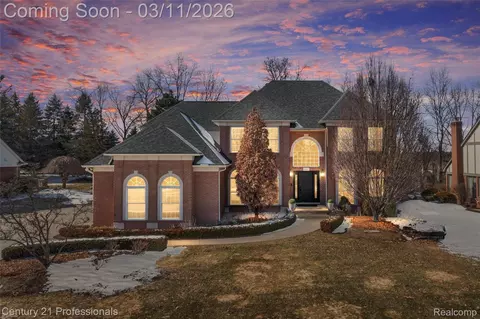 2392 Kingscross Dr, Shelby Township, MI 48316
