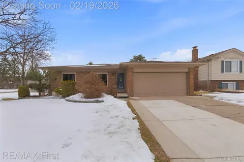 38222 Pinebrook Dr, Sterling Heights, MI 48310