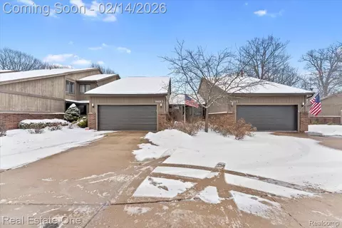 9883 Hawthorne Glen Dr, Grosse Ile, MI 48138