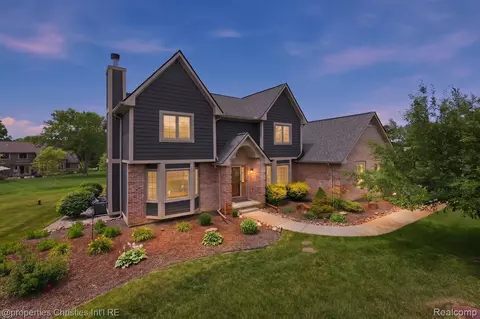 921 Kyle Ct, White Lake, MI 48383