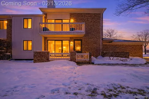 6505 Maple Lakes Ct, West Bloomfield, MI 48322