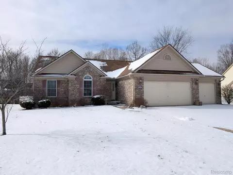 4090 Grand Oaks Trl, Burton, MI 48519
