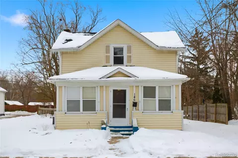 146 E Summit St, Chelsea, MI 48118