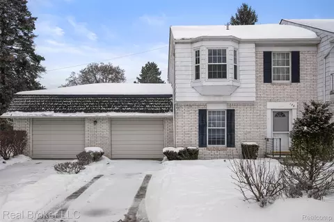 136 Stratford Ln, Rochester Hills, MI 48309