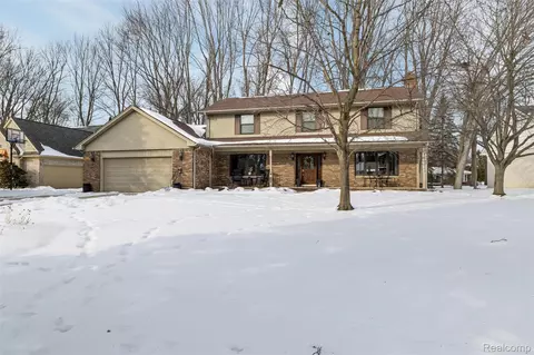 8374 Lasalle Ct, Grosse Ile, MI 48138