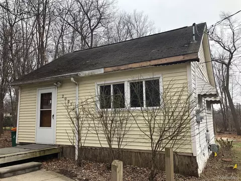 2005 Fairfield Ave, Wixom, MI 48393