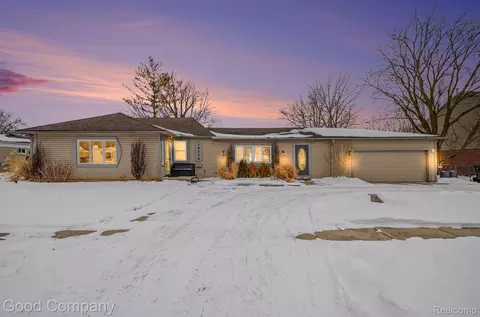 29726 Gloria St, Saint Clair Shores, MI 48082