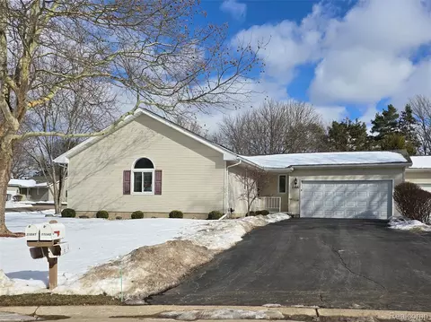 11641 Hawthorne Glen Dr, Grand Blanc, MI 48439