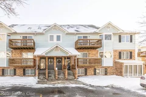 352 Pinewood Dr, Plymouth, MI 48170
