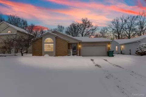 870 Alpine Dr, Brighton, MI 48116