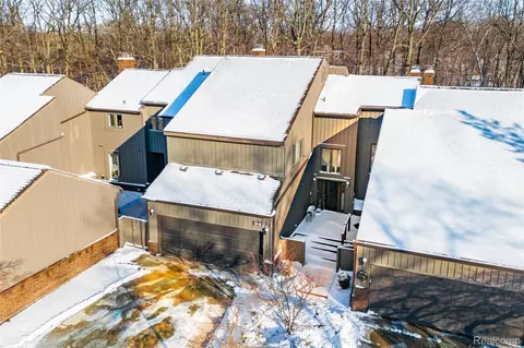 9422 Hawthorne Glen Dr, Grosse Ile, MI 48138