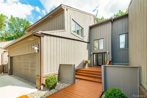9422 Hawthorne Glen Dr, Grosse Ile, MI 48138