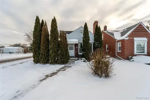 15162 Sprenger Ave, Eastpointe, MI 48021
