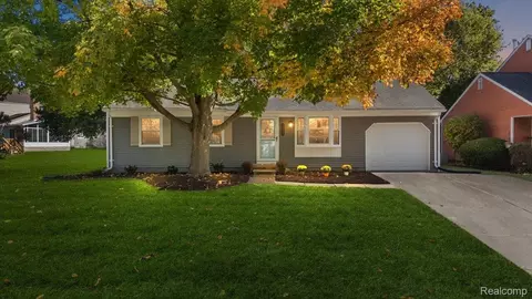 2066 Teaneck Cir, Wixom, MI 48393