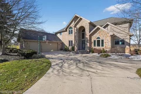1280 Glen Ct, Highland, MI 48357