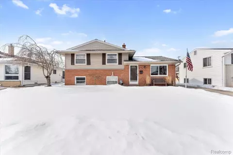 31664 Sweetbriar Dr, Rockwood, MI 48173