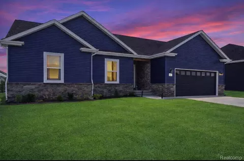 7812 Yorkshire Dr, Almont, MI 48003