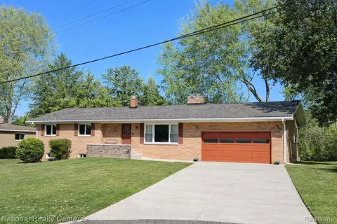 4264 Woodstock Rd, Waterford, MI 48328