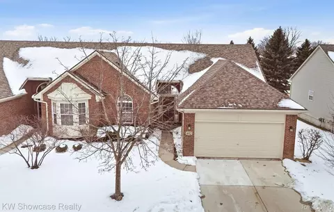 462 Woodhaven Dr, Commerce, MI 48390