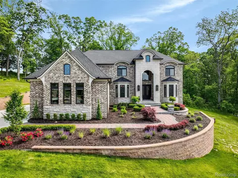 2584 Heights View Ct, Rochester, MI 48306
