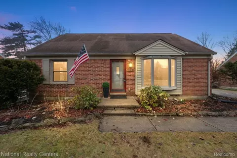 1938 Beverly St, Sylvan Lake, MI 48320