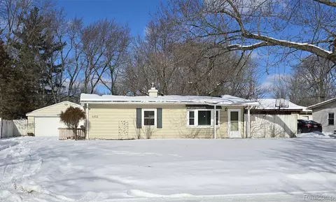 6302 Springdale Blvd, Grand Blanc, MI 48439