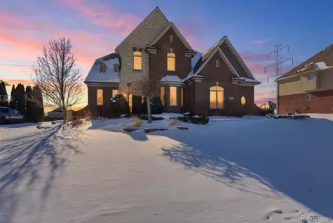 8844 Ridge Dr, Washington, MI 48095