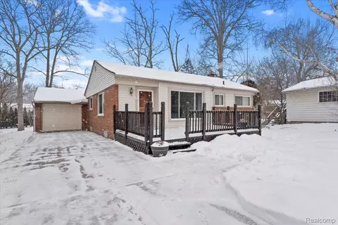 28706 Southpointe Rd, Grosse Ile, MI 48138