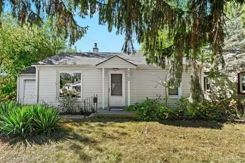 22109 Hawthorne St, Farmington, MI 48336