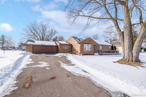 6449 Detroit St, Mount Morris, MI 48458