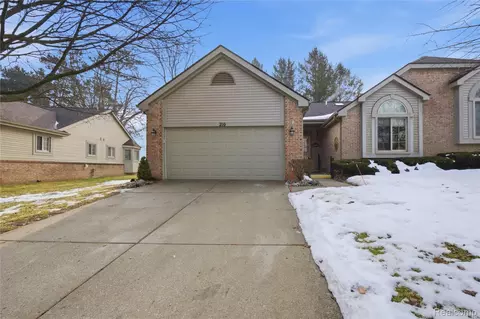 210 Sisu Knoll Dr, Brighton, MI 48116
