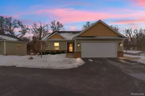 5291 Bella Dr, Highland, MI 48356