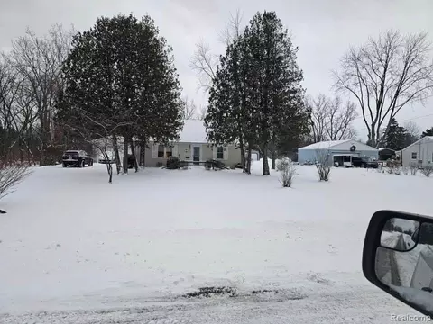 3821 Myrtle Rd, Lakeport, MI 48059