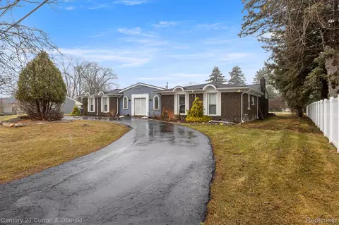 28249 Bell Rd, Southfield, MI 48034