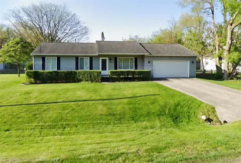 1110 Washington Dr, Grand Blanc, MI 48507