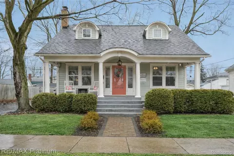 409 S Walnut St, Howell, MI 48843