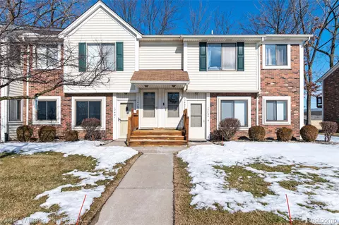 17437 Utica Oaks Ln, Roseville, MI 48066