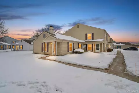3027 Maplewood Ct, Orion, MI 48360