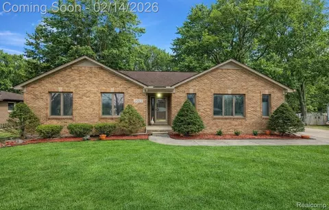 15924 Harrison St, Livonia, MI 48154
