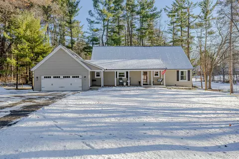 800 Grampian Ave, Orion, MI 48362