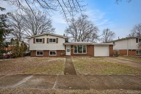 20931 Robinwood St, Farmington, MI 48336