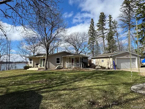 4028 Loon Lake Ct, Fenton, MI 48451