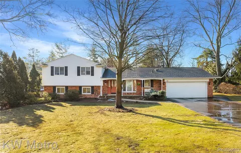85 Stalwart Dr, Troy, MI 48098