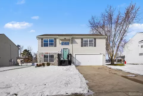 339 Andover Woods Dr, Fenton, MI 48430