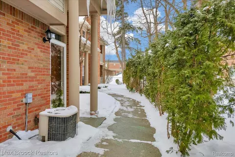 41 N Squirrel Rd, Auburn Hills, MI 48326