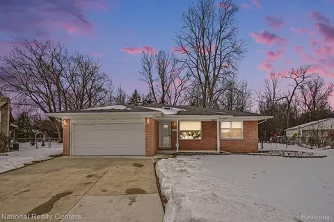 30028 Bobrich Ct E, Livonia, MI 48152