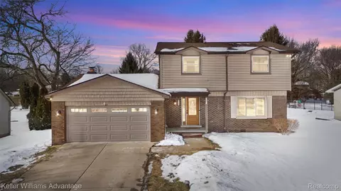 3801 Tara Dr, Highland, MI 48356