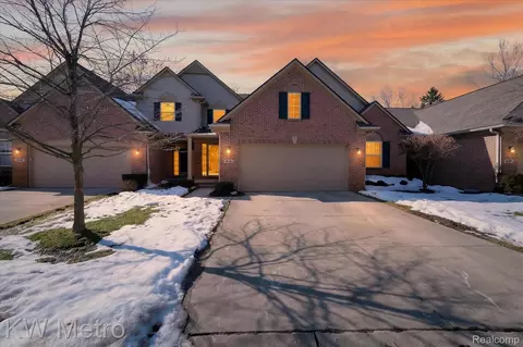 8181 Springdale Dr, White Lake, MI 48386